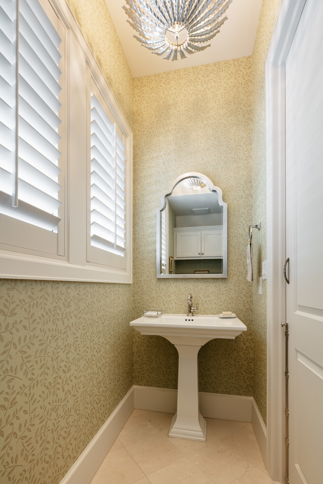 Geräumige Klassische Gästetoilette mit weißer Wandfarbe, Keramikboden, Sockelwaschbecken, beigem Boden und freistehendem Waschtisch in Houston