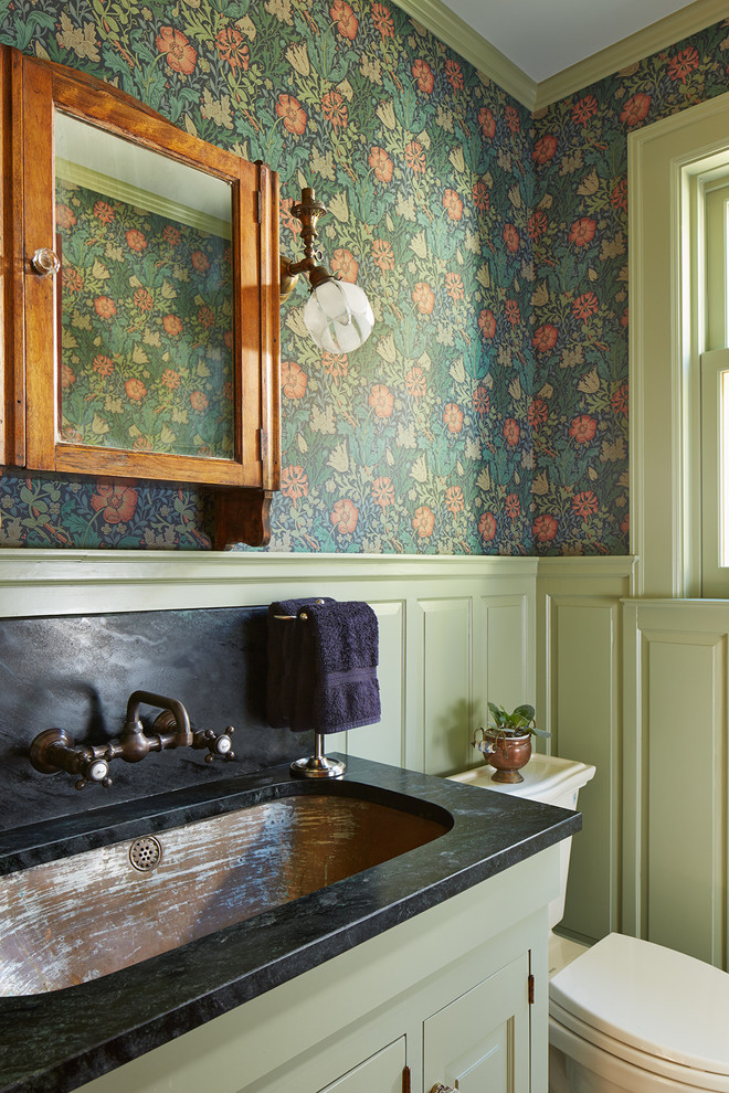 На фото: туалет в классическом стиле с врезной раковиной, фасадами с выступающей филенкой, зелеными фасадами, столешницей из талькохлорита и разноцветными стенами