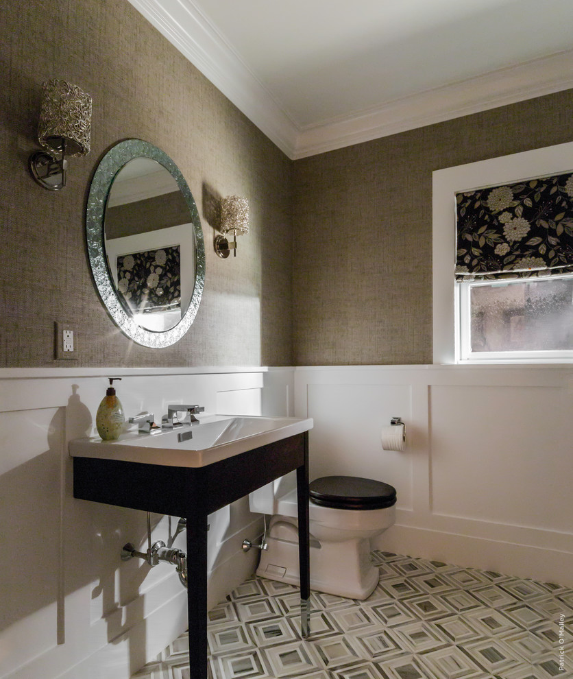 Exemple d'un WC et toilettes chic de taille moyenne avec un plan vasque, un plan de toilette en quartz modifié, un carrelage multicolore, un mur beige, un sol en marbre et WC à poser.