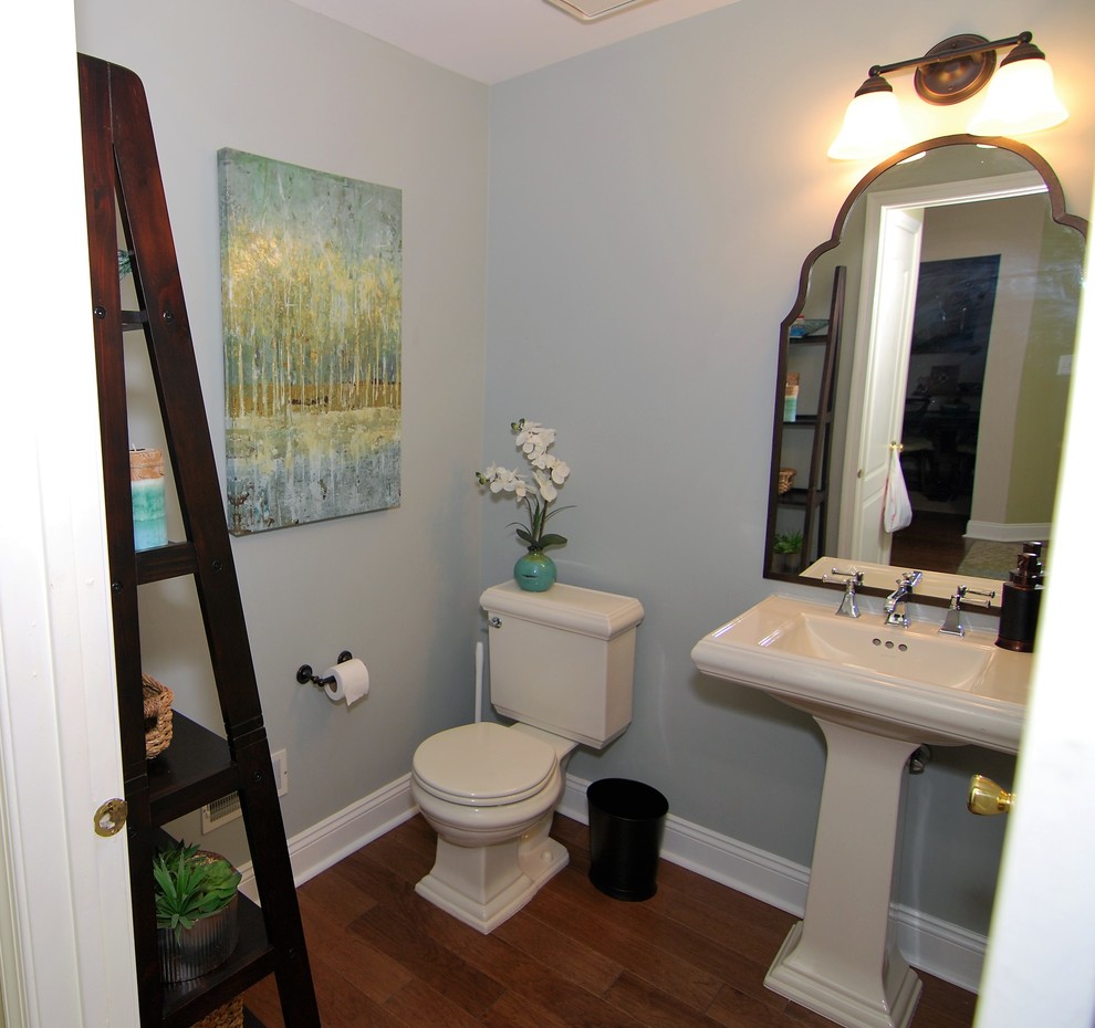 Kleine Klassische Gästetoilette mit blauer Wandfarbe, braunem Holzboden, Sockelwaschbecken und braunem Boden in Philadelphia