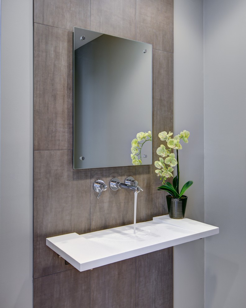 Ispirazione per un bagno di servizio contemporaneo con pareti grigie, lavabo sospeso e piastrelle grigie