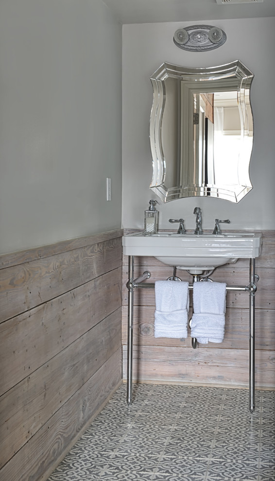 Idée de décoration pour un petit WC et toilettes design avec un mur gris, carreaux de ciment au sol, un lavabo encastré et un sol gris.