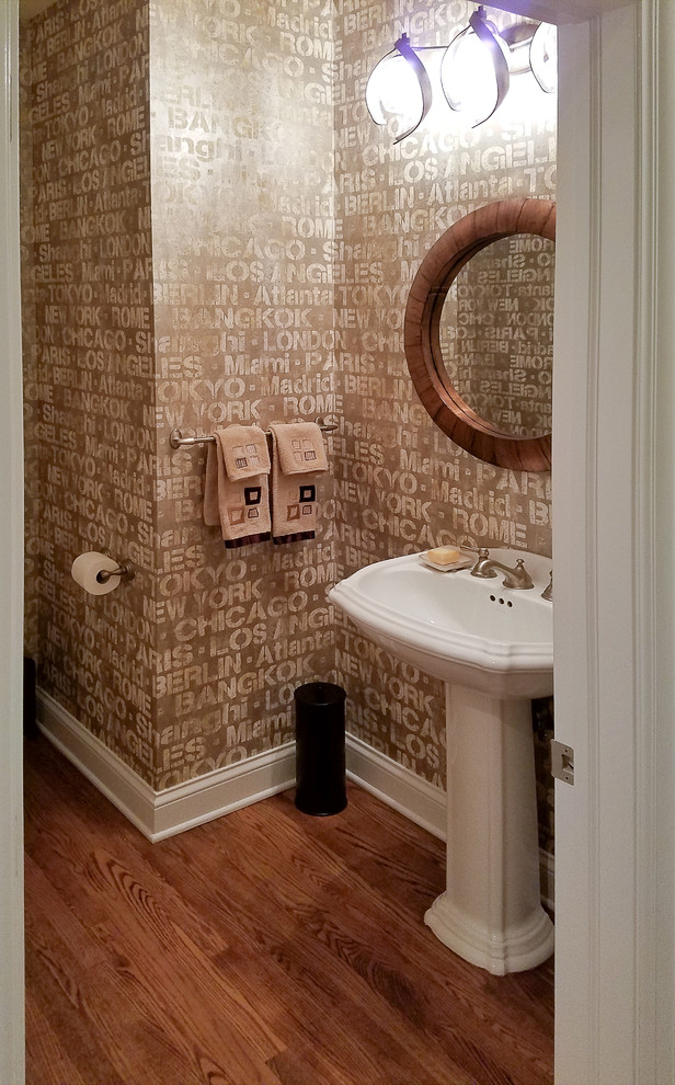Inspiration för ett litet vintage toalett, med en toalettstol med separat cisternkåpa, beige väggar, mellanmörkt trägolv och ett piedestal handfat
