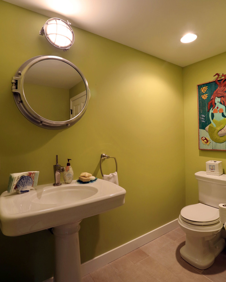 Réalisation d'un petit WC et toilettes tradition avec un lavabo de ferme, WC à poser et un mur vert.