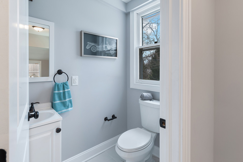 Пример оригинального дизайна: маленький туалет в современном стиле с синей плиткой, серыми стенами, фасадами с выступающей филенкой, белыми фасадами, монолитной раковиной и серым полом для на участке и в саду