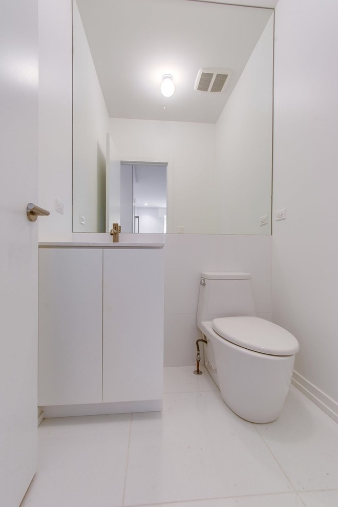 Kleine Moderne Gästetoilette mit weißen Schränken, Toilette mit Aufsatzspülkasten, weißen Fliesen, weißer Wandfarbe, Keramikboden, Einbauwaschbecken und flächenbündigen Schrankfronten in Chicago