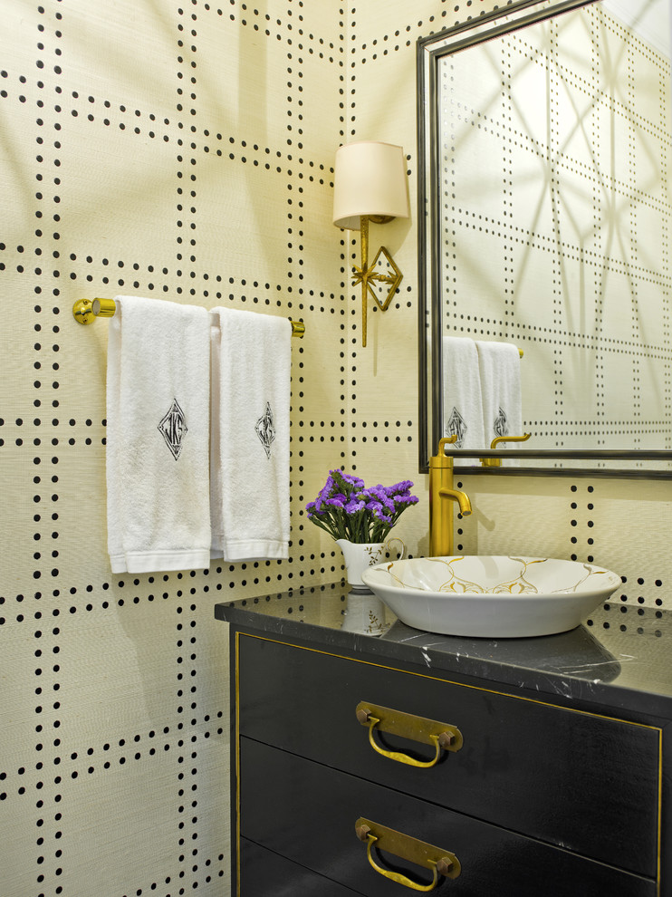 Idée de décoration pour un WC et toilettes tradition avec des portes de placard noires, un mur beige, une vasque et un plan de toilette gris.