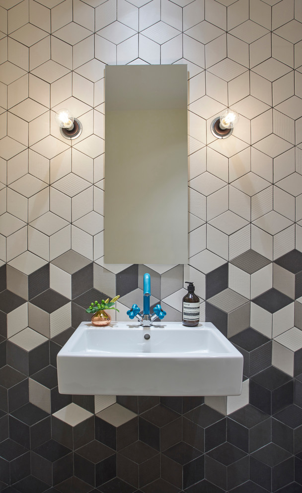 Foto di un bagno di servizio design con piastrelle multicolore e lavabo sospeso