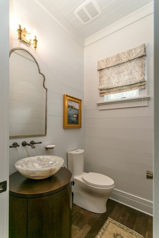 Réalisation d'un petit WC et toilettes marin en bois foncé avec une vasque, un mur blanc, parquet foncé et un placard à porte plane.