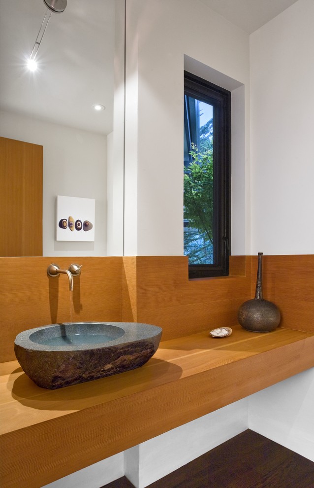 Foto di un bagno di servizio minimal di medie dimensioni con lavabo a bacinella, top in legno, pareti bianche, parquet scuro e top marrone