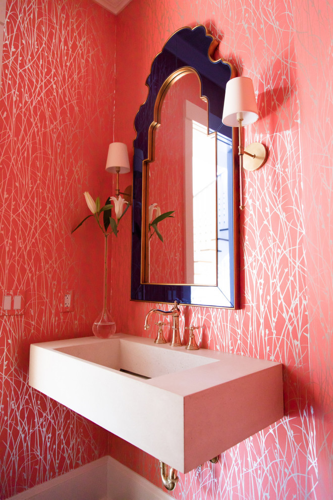 Inredning av ett modernt toalett, med röda väggar och ett väggmonterat handfat