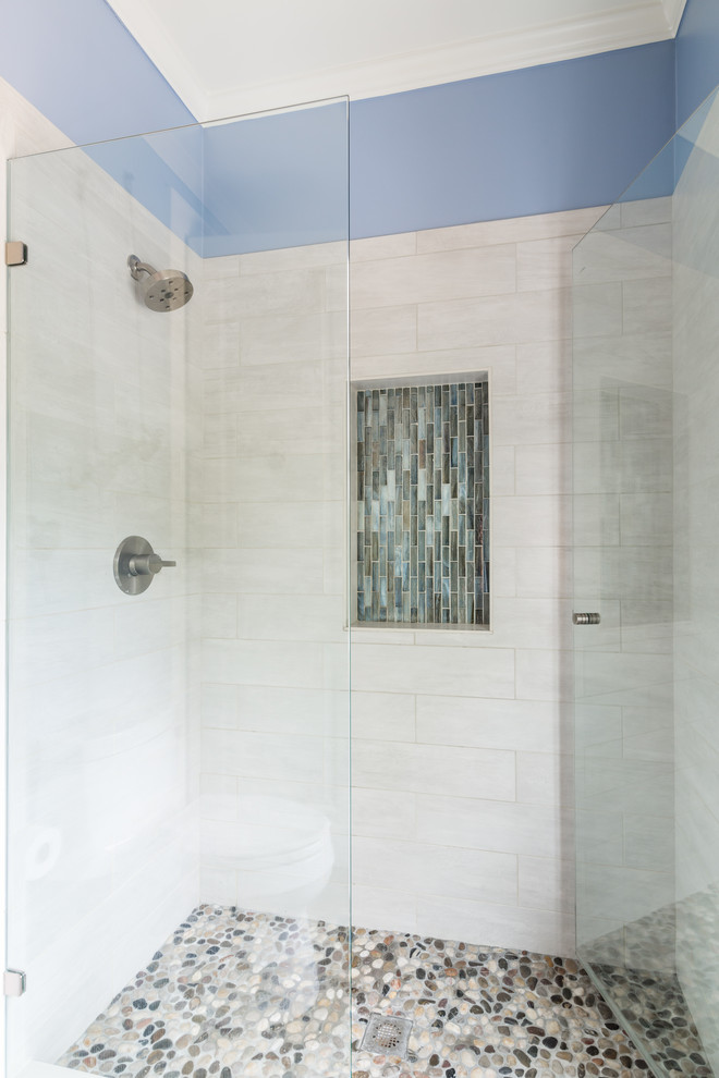 Cette image montre une petite salle de bain traditionnelle en bois brun avec WC à poser, un carrelage vert, des carreaux de céramique, un mur bleu, parquet foncé, une vasque, un plan de toilette en bois et un sol marron.
