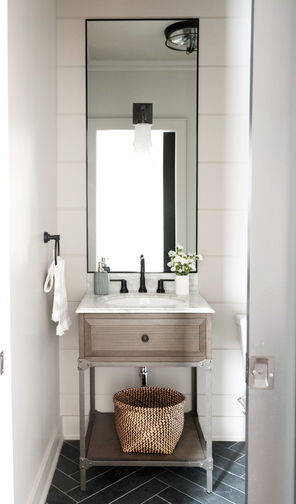 Esempio di un bagno di servizio country di medie dimensioni con ante in stile shaker, ante marroni, WC monopezzo, pareti bianche, lavabo sottopiano, pavimento grigio e top beige