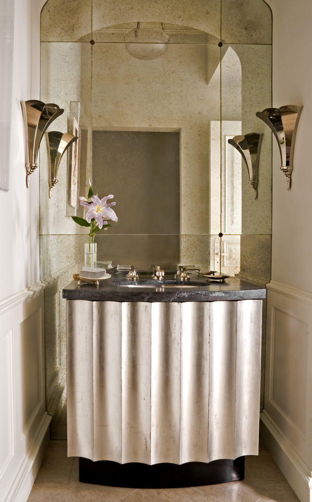 Aménagement d'un WC et toilettes classique avec des carreaux de miroir.
