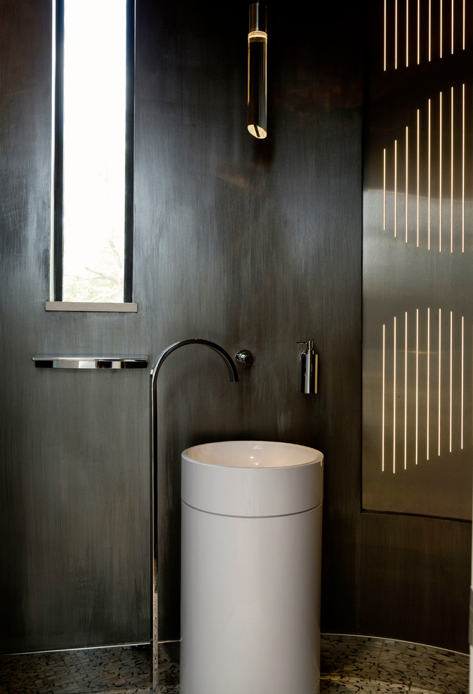 Idéer för ett litet modernt toalett, med vit kakel, grå väggar och ett fristående handfat