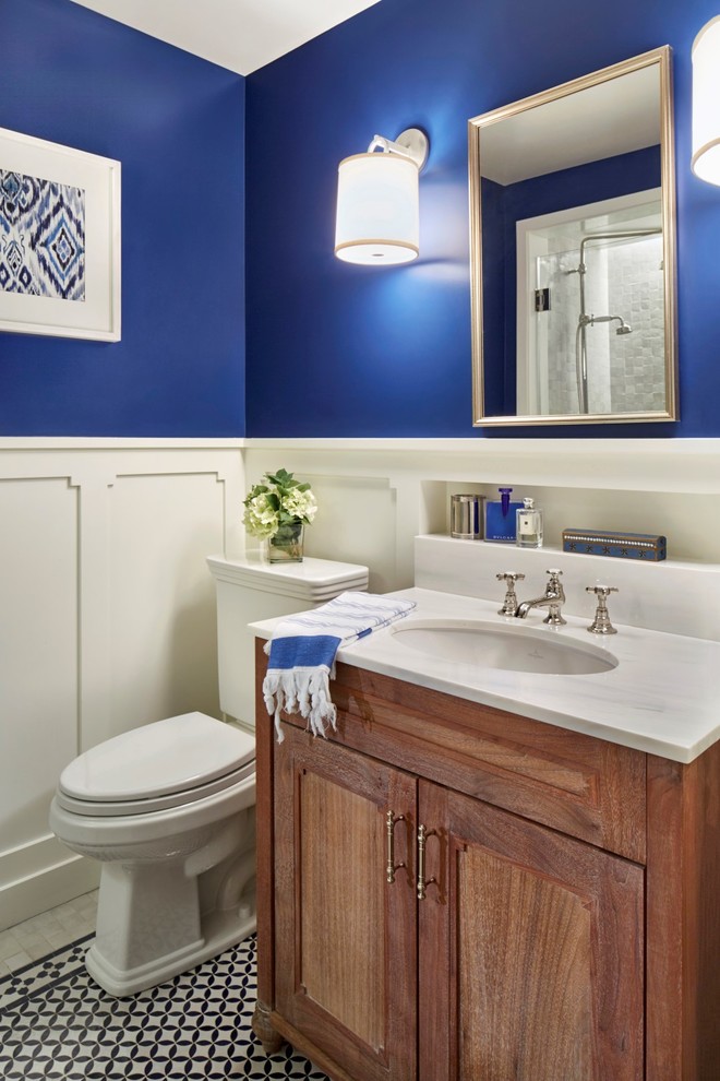 Idéer för vintage toaletter, med luckor med infälld panel, skåp i mellenmörkt trä, blå väggar, ett undermonterad handfat och flerfärgat golv