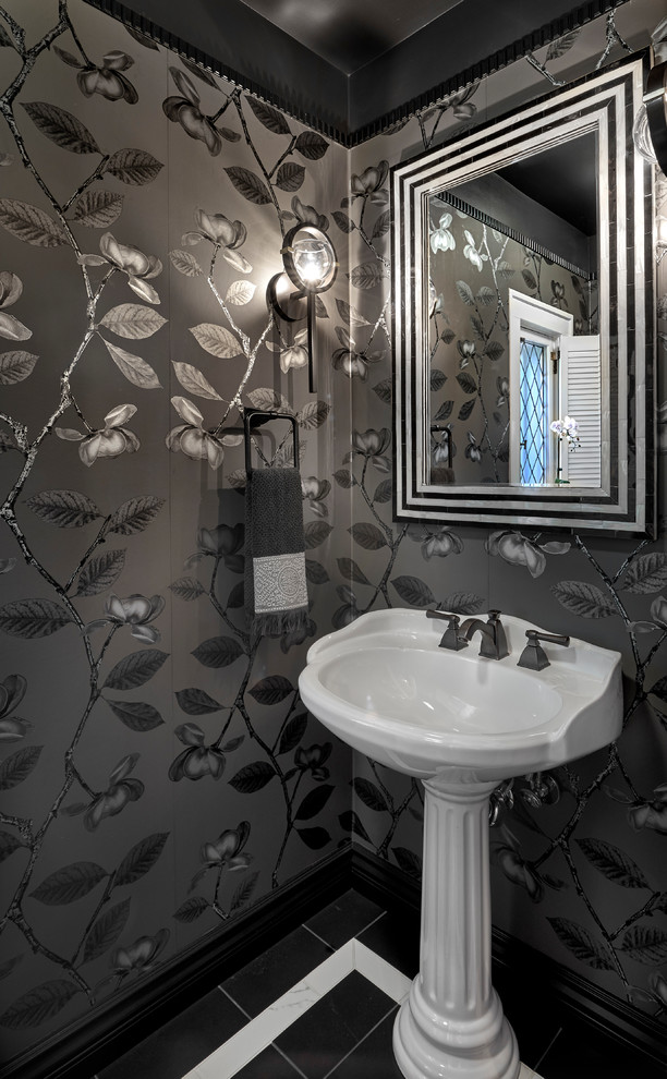 Inspiration för mellanstora klassiska toaletter, med en toalettstol med separat cisternkåpa, grå väggar, marmorgolv, ett piedestal handfat och svart golv