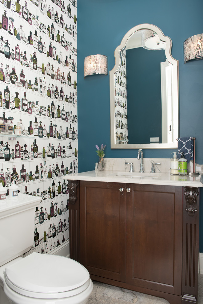 Esempio di un bagno di servizio chic con ante con riquadro incassato, ante in legno bruno, WC a due pezzi, pareti multicolore, lavabo sottopiano, pavimento grigio e top bianco