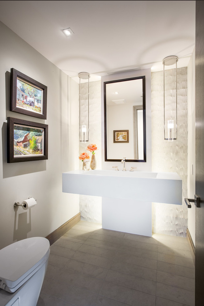 Idéer för ett stort modernt toalett, med släta luckor, vita skåp, beige väggar, klinkergolv i porslin, ett integrerad handfat, bänkskiva i akrylsten och beiget golv