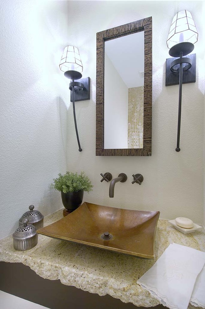 Foto di un piccolo bagno di servizio etnico con lavabo a bacinella, top in granito, WC a due pezzi e pareti grigie