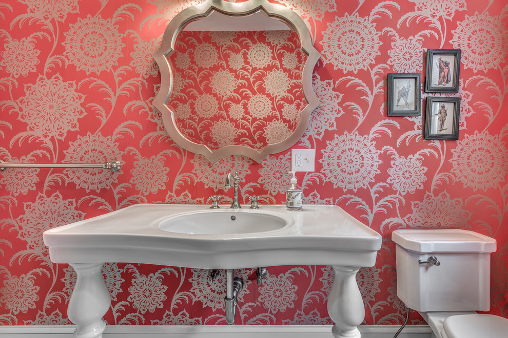 ボストンにあるお手頃価格の小さなトラディショナルスタイルのおしゃれなトイレ・洗面所 (分離型トイレ、ピンクの壁、コンソール型シンク、大理石の床、グレーの床) の写真
