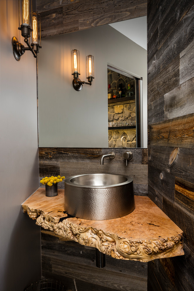 Rustikale Gästetoilette mit grauer Wandfarbe, Aufsatzwaschbecken und beiger Waschtischplatte in Seattle