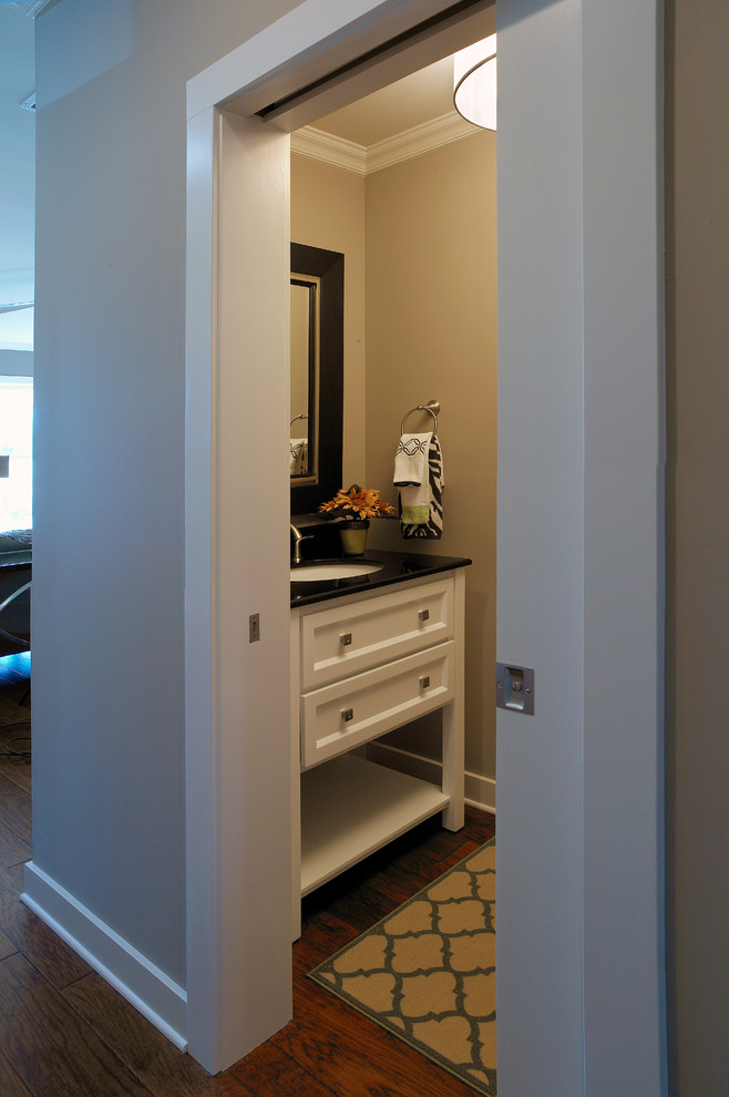 Exempel på ett litet klassiskt toalett, med möbel-liknande, vita skåp, grå väggar och ett undermonterad handfat