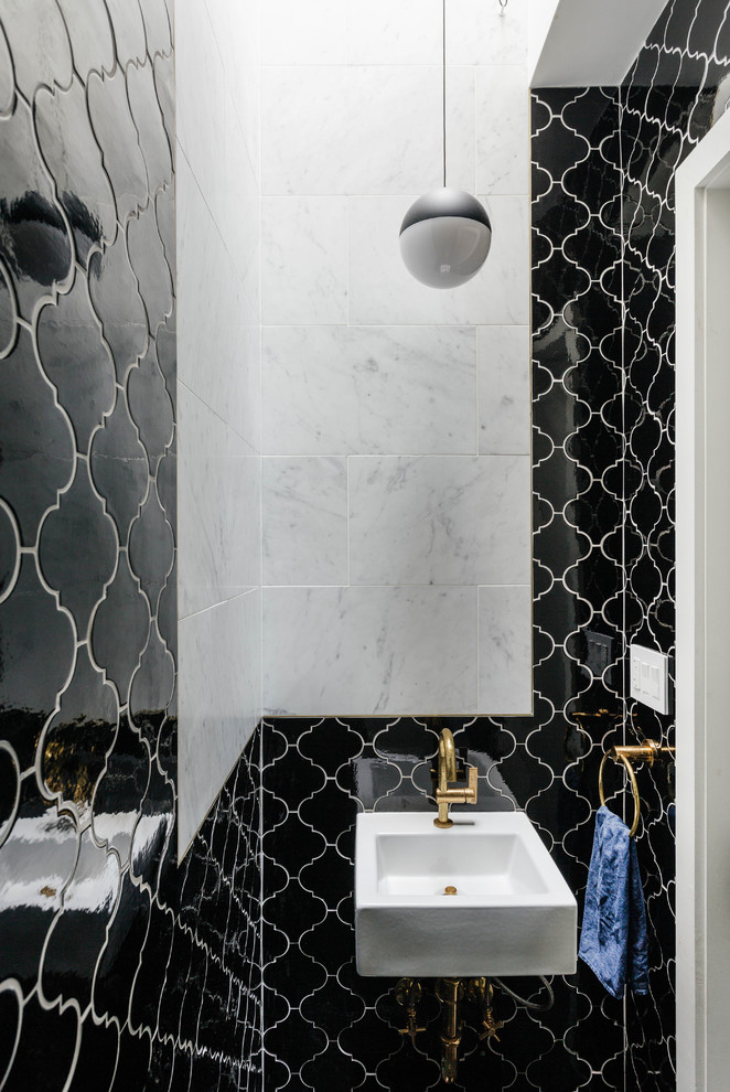 Kleine Moderne Gästetoilette mit Keramikfliesen, schwarz-weißen Fliesen, schwarzer Wandfarbe, Marmorboden, Wandwaschbecken, schwarzem Boden und schwebendem Waschtisch in New York
