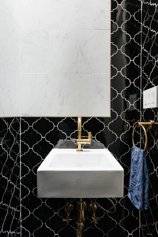 Esempio di un piccolo bagno di servizio minimal con piastrelle in ceramica, pistrelle in bianco e nero, pareti nere, pavimento in marmo, lavabo sospeso e pavimento nero