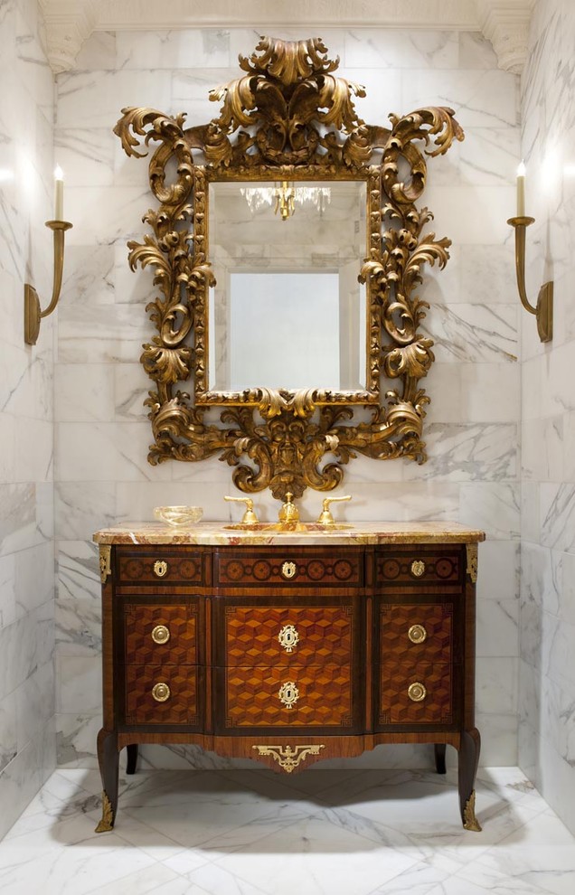 Klassische Gästetoilette mit verzierten Schränken und Marmorfliesen in Dallas