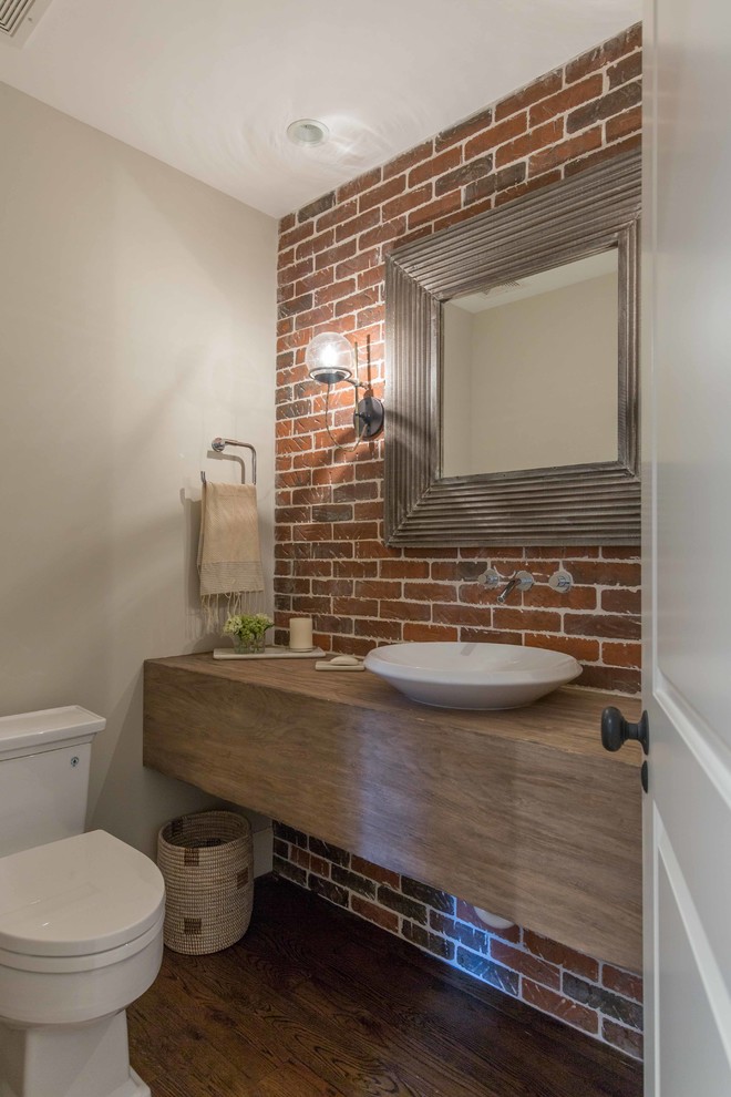 Ispirazione per un piccolo bagno di servizio eclettico con pavimento in legno massello medio, lavabo a bacinella, top in legno e top marrone