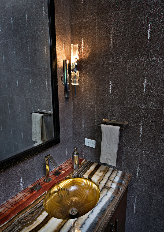 Immagine di un piccolo bagno di servizio minimalista con ante lisce, ante marroni, pareti marroni e lavabo sottopiano