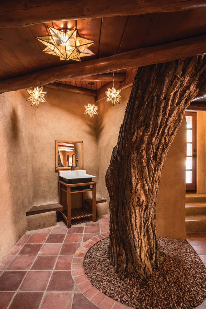 Mediterrane Gästetoilette mit offenen Schränken, hellbraunen Holzschränken, beiger Wandfarbe und Terrakottaboden in Albuquerque