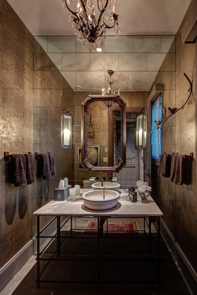 Esempio di un bagno di servizio rustico con consolle stile comò, piastrelle a specchio, pareti marroni, lavabo a bacinella, pavimento marrone e top grigio