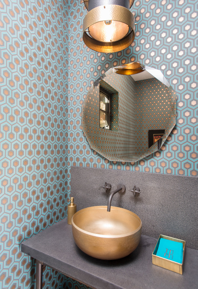 Foto di un bagno di servizio chic con pareti multicolore, lavabo a bacinella e top grigio