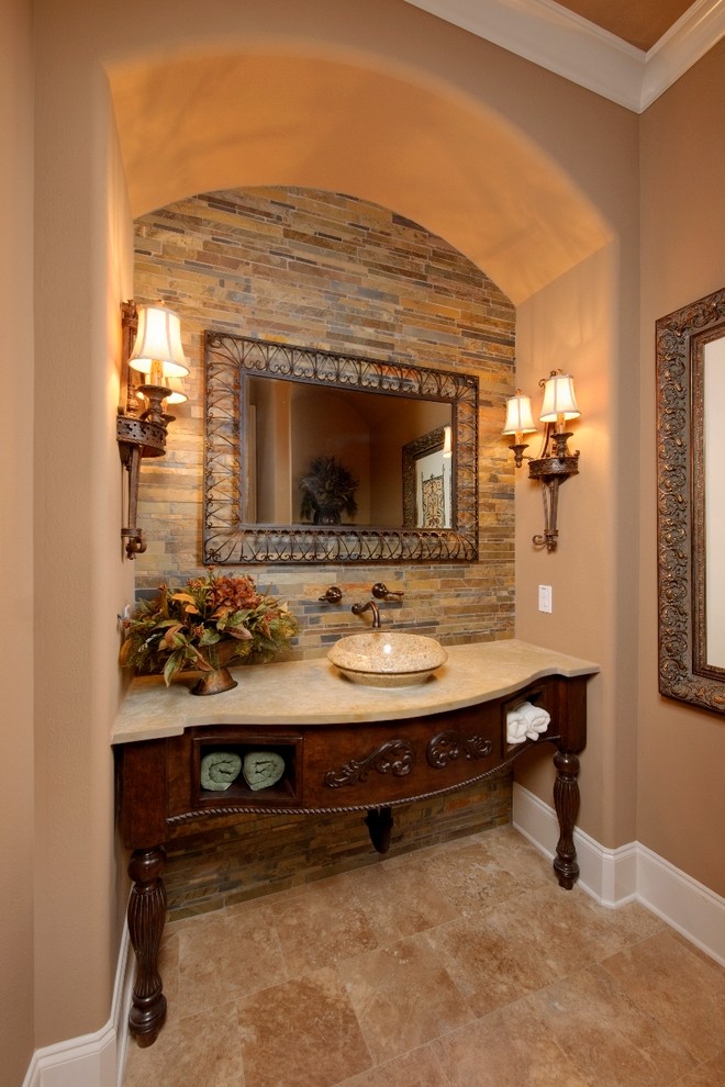 ヒューストンにある地中海スタイルのおしゃれなトイレ・洗面所 (ベッセル式洗面器、スレートタイル) の写真