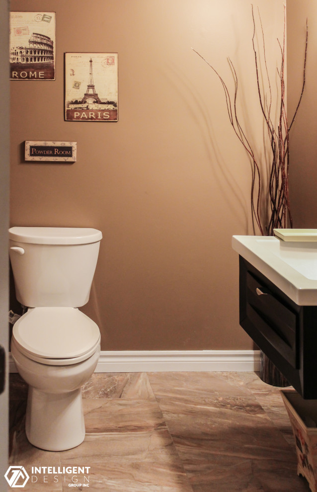 Cette photo montre un petit WC et toilettes exotique en bois foncé avec un placard à porte affleurante, WC à poser, un mur marron, un sol en marbre, un lavabo encastré, un plan de toilette en quartz modifié, un sol marron, un plan de toilette beige et meuble-lavabo suspendu.