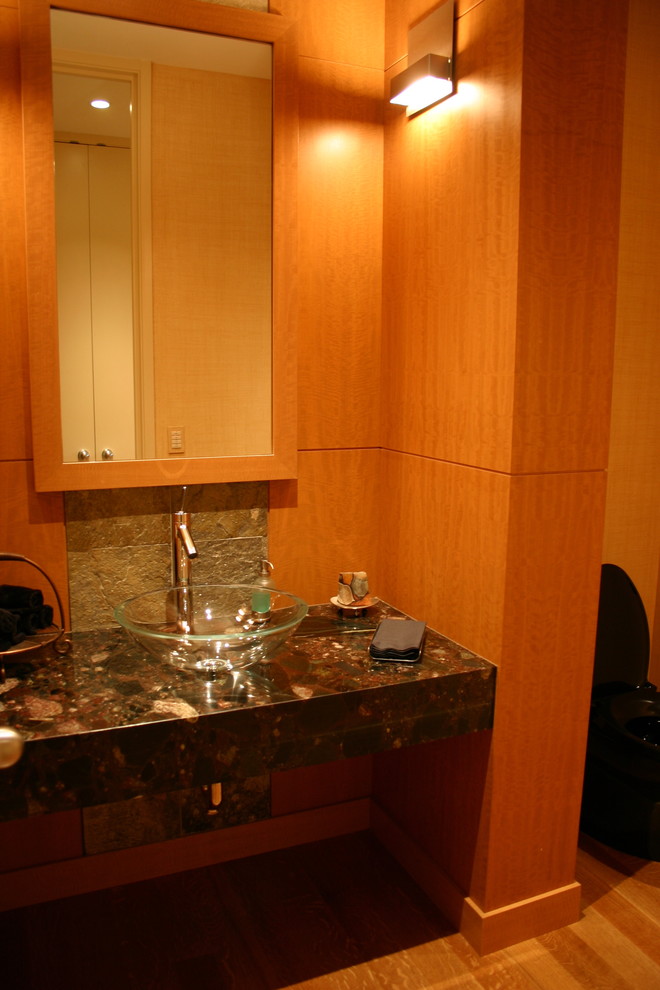 Foto på ett mellanstort funkis toalett, med släta luckor, skåp i mellenmörkt trä, flerfärgad kakel, keramikplattor, beige väggar, mellanmörkt trägolv, ett fristående handfat och granitbänkskiva