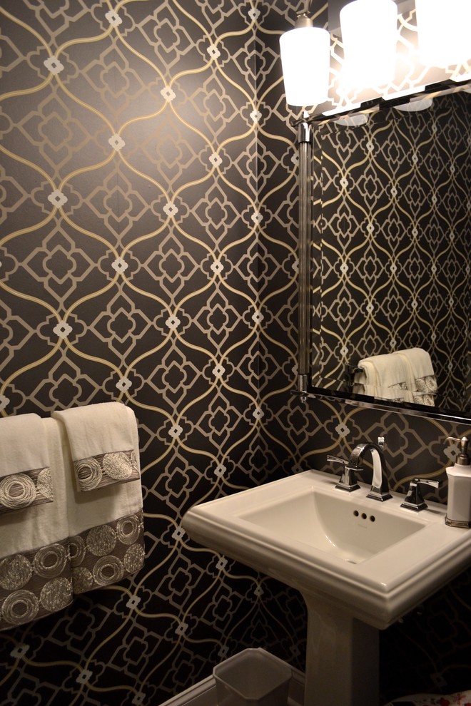 Idéer för mellanstora vintage toaletter, med svarta väggar och ett piedestal handfat