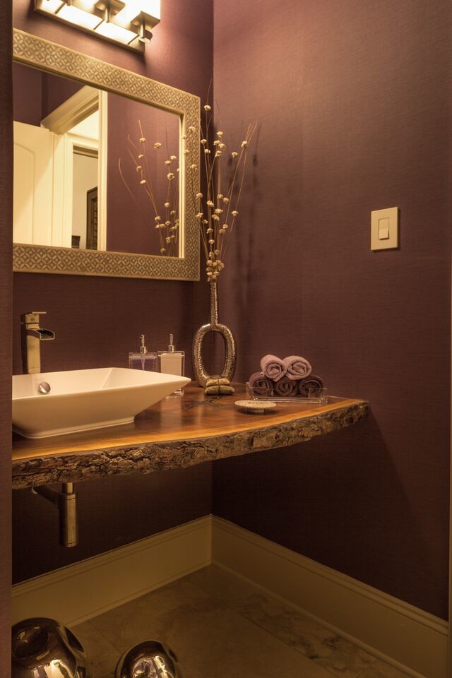 Kleine Urige Gästetoilette mit Aufsatzwaschbecken, Waschtisch aus Holz, lila Wandfarbe, Marmorboden und brauner Waschtischplatte in Houston