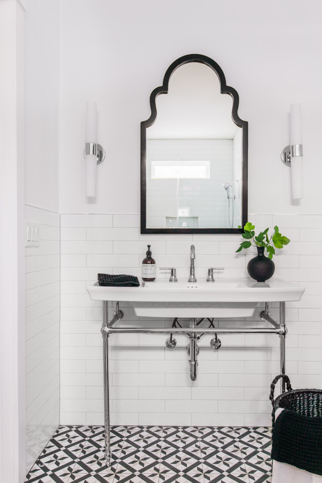 タンパにあるお手頃価格の中くらいなトラディショナルスタイルのおしゃれなトイレ・洗面所 (磁器タイルの床、黒い床、独立型洗面台) の写真