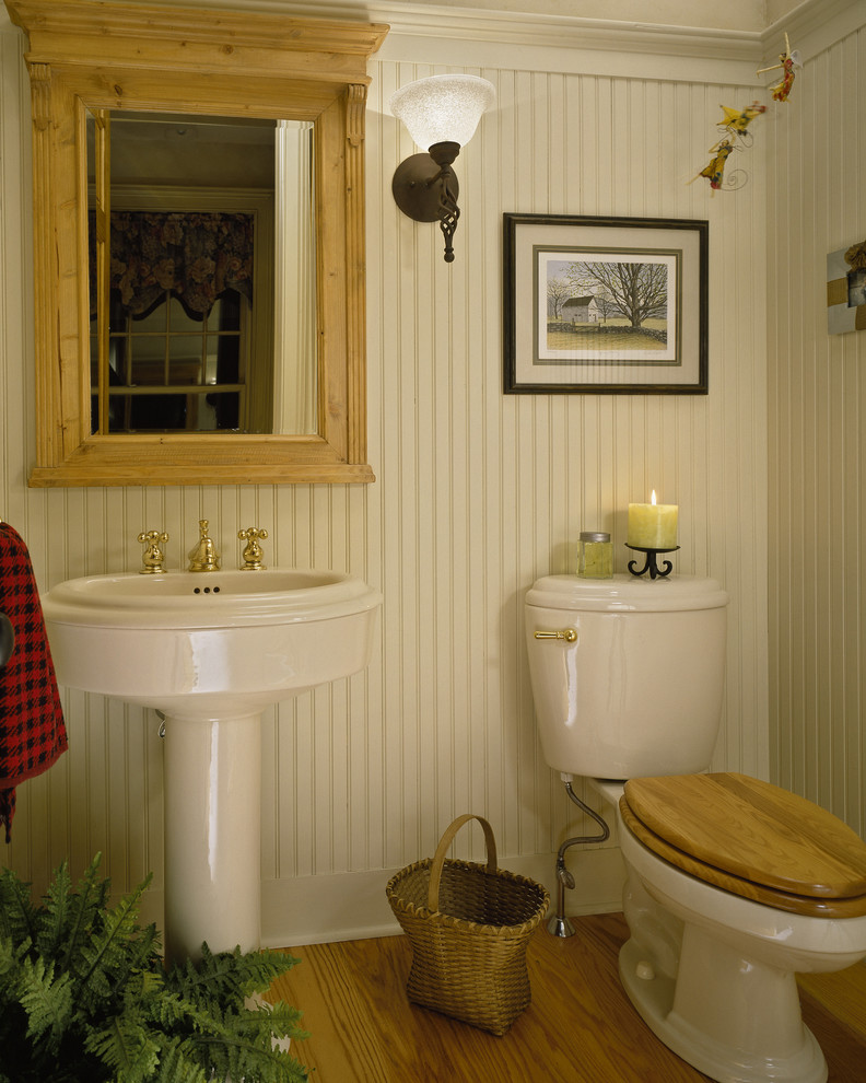 ニューヨークにあるトラディショナルスタイルのおしゃれなトイレ・洗面所 (ペデスタルシンク) の写真