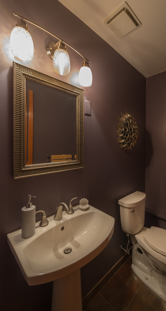 Foto di un piccolo bagno di servizio tradizionale con WC a due pezzi, piastrelle in gres porcellanato, pareti viola, pavimento in gres porcellanato e lavabo a colonna