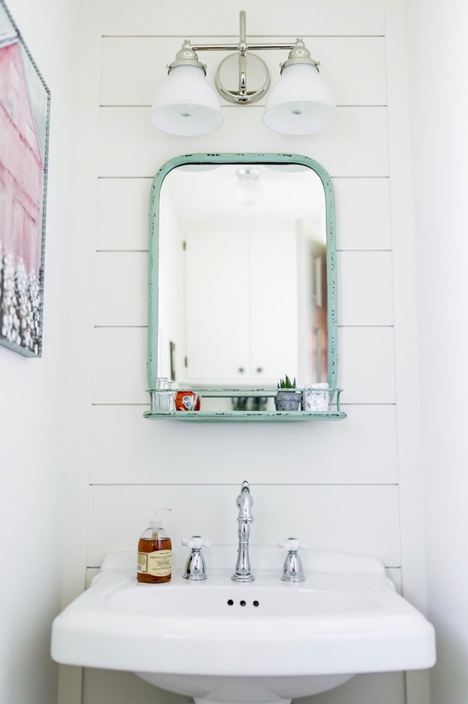 Источник вдохновения для домашнего уюта: туалет в стиле шебби-шик с белыми стенами и раковиной с пьедесталом