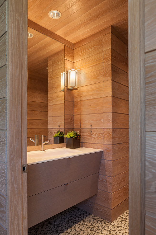 Свежая идея для дизайна: туалет в современном стиле с врезной раковиной, плоскими фасадами, фасадами цвета дерева среднего тона и белой столешницей - отличное фото интерьера