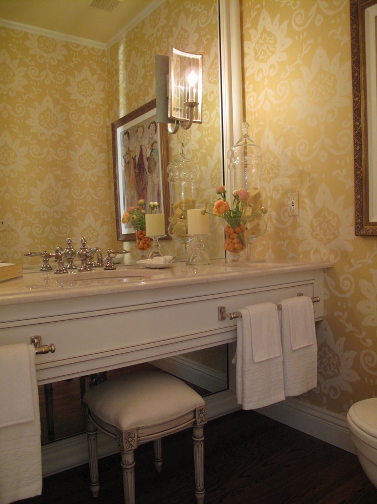 На фото: туалет в классическом стиле с мраморной столешницей с