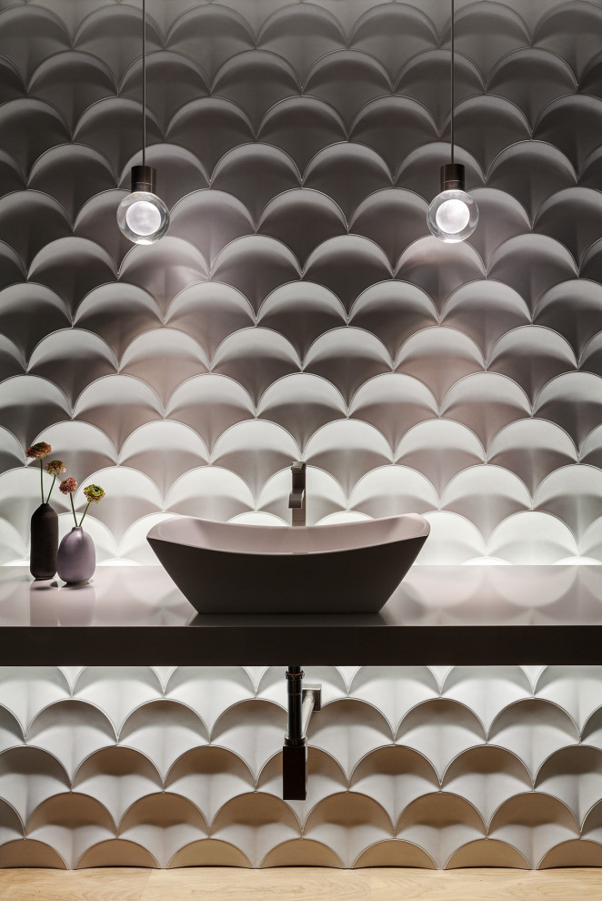 Ispirazione per un piccolo bagno di servizio moderno con piastrelle bianche, piastrelle in ceramica, pareti bianche e lavabo a bacinella