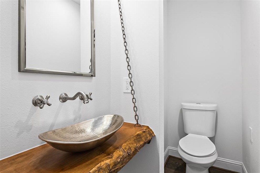 Esempio di un piccolo bagno di servizio tradizionale con WC a due pezzi, pareti grigie, pavimento in legno massello medio, lavabo a bacinella, top in legno, pavimento marrone e top marrone