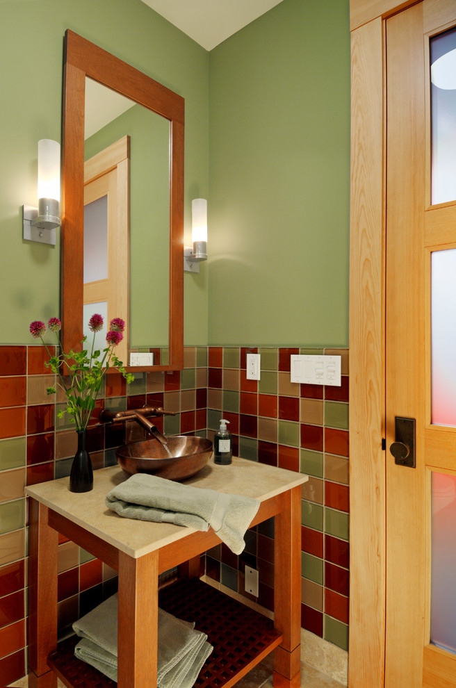Источник вдохновения для домашнего уюта: туалет в классическом стиле с настольной раковиной