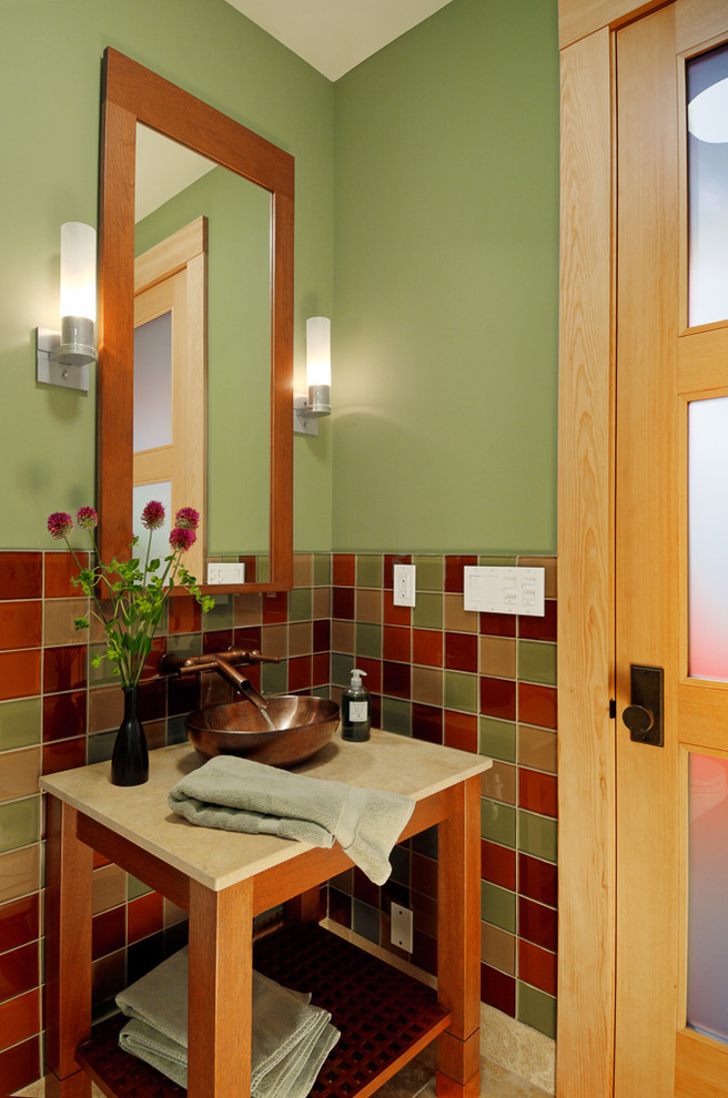 Urige Gästetoilette mit Aufsatzwaschbecken, offenen Schränken, hellbraunen Holzschränken, farbigen Fliesen, grüner Wandfarbe und Keramikfliesen in Seattle